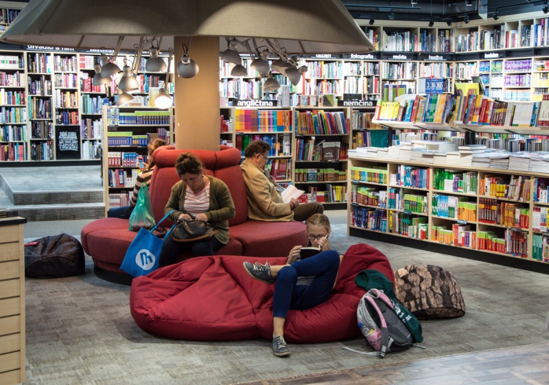 boutique-VALDEROURE-min_books_bookstore_book_reader_readers_reading_shop_sale_books-849006