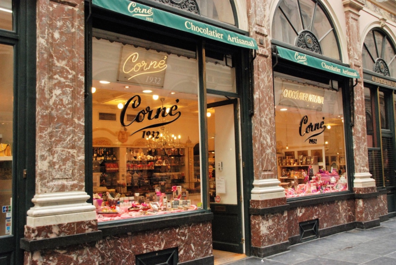 boutique-VALDEROURE-min_chocolate_chocolaterie_shop_luxury_chic_gallery_brussels_belgium-558146