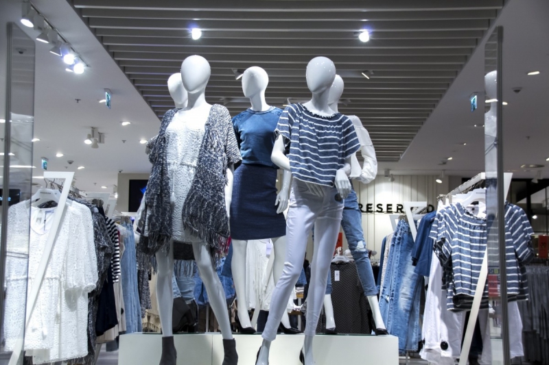 boutique-VALDEROURE-min_shopping_mall_shop_windows_fashionable_clothes_feminine_weakness_the_temptation_slender_women_mannequin_lifestyle-1044785