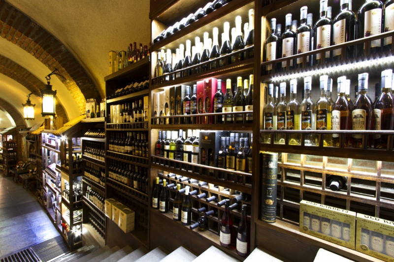 boutique-VALDEROURE-min_world_street_travel_shop_canon_georgia_wine_bottles-429767